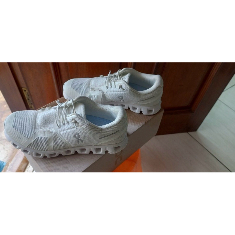 sepatu sneakers on cloud