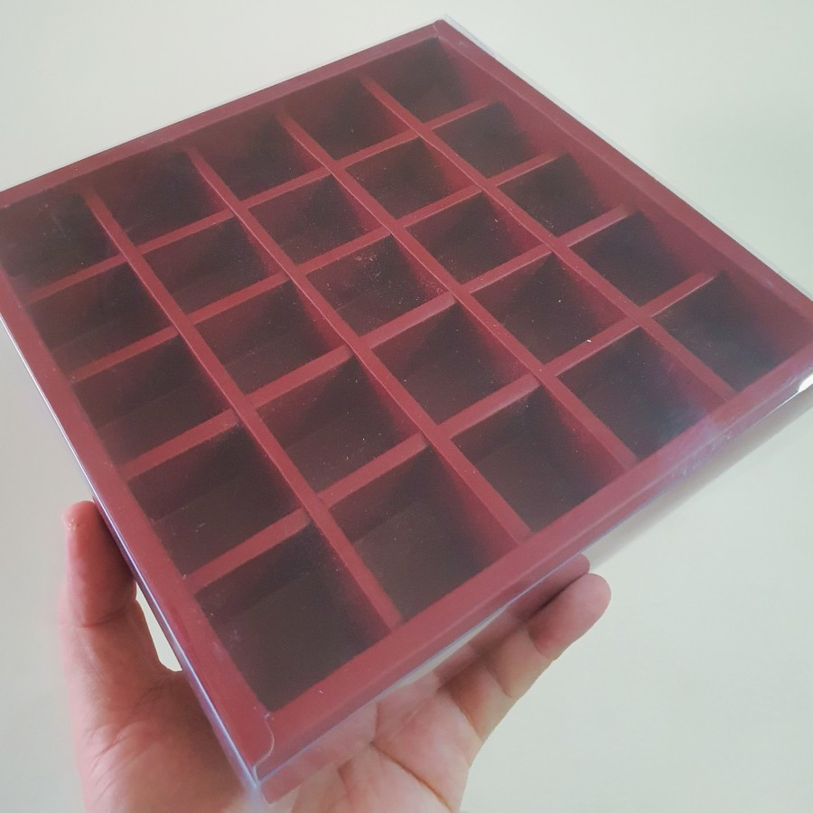 

Box Mika 21.5x21.5x3.5 Dus Nastar Lebaran Maroon Sekat 25