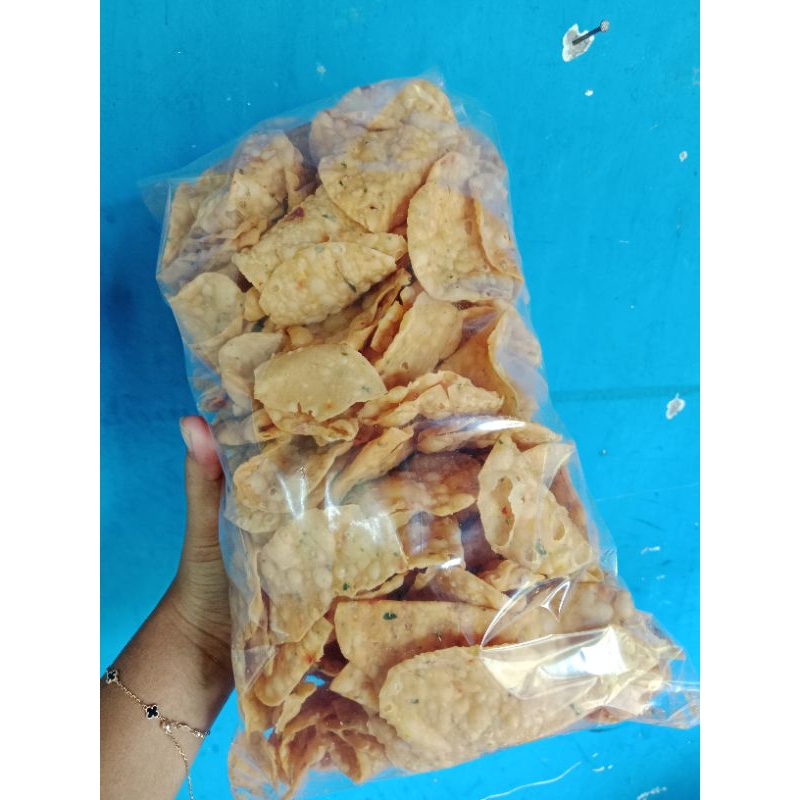 

Kemplang Camilan pedas gurih