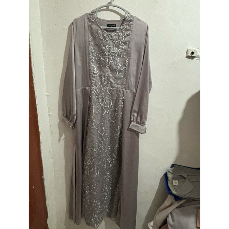 [PRELOVED] DRESS SILK SILVER BORDIR BY LIZAHRANI SIZE M