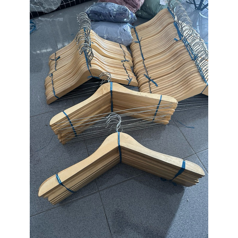 HANGER KAYU ESTETIK LUSINAN