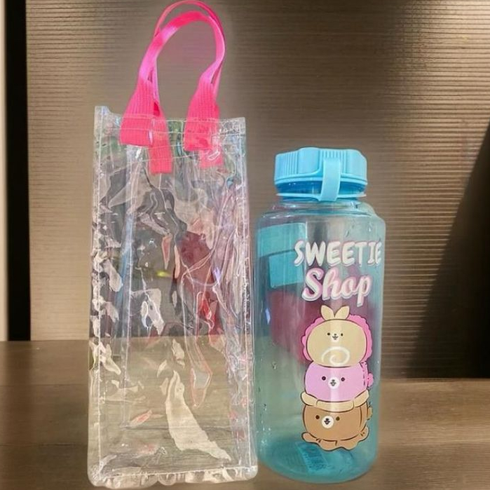 

Tas Mika Bening Isi 1 Liter Botol PVC Hampers Size 10 x 10 x 25 cm Tali Webbing Goodiebag Souvenir Tebal Tas Lightstick