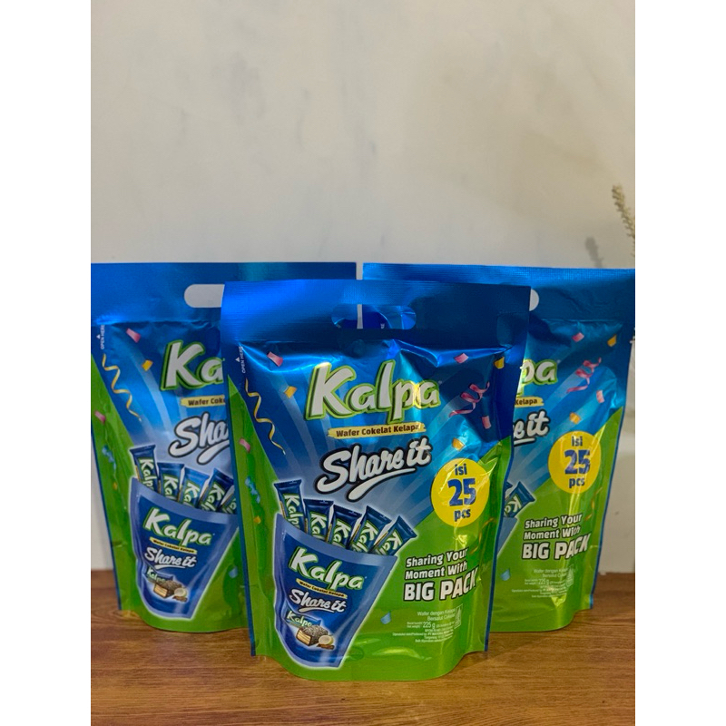 

Kalpa Wafer Cokelat Kelapa Share it 25 pcs - Free Bubble Wrap