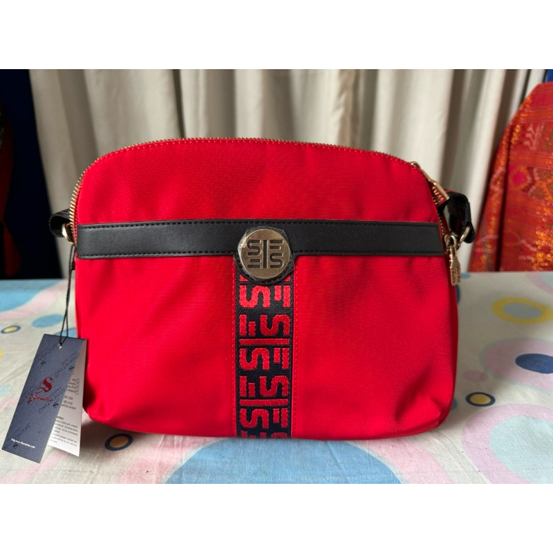 tas warna merah
