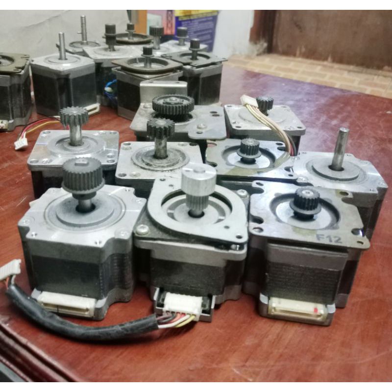 MOTOR STEPPER BESAR NEMA 23 / RANDOM / BERBAGAI MERK / BODY KOTAK / KONDISI BEKAS NORMAL