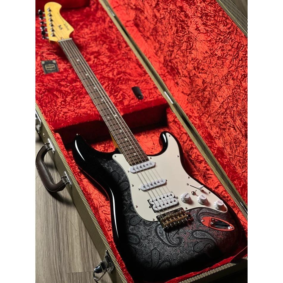 SQOE SEST 1100 / SEST-1100 / SEST1100 HSS Stratocaster Black Paisley Limited Edition with Hardshell 