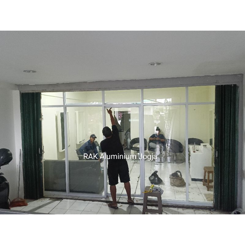 Penyekat Ruangan Aluminium Dan Kaca