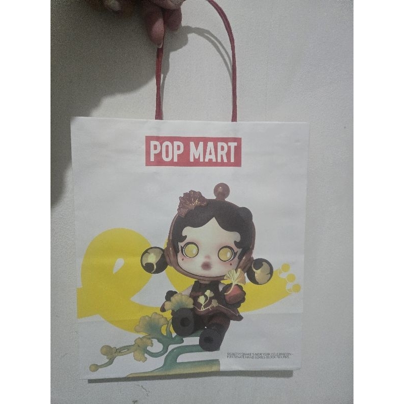 

POP MART PAPERBAG KECIL MOTIF SKULPANDA - PAPER BAG POP MART KECIL SKULLPANDA