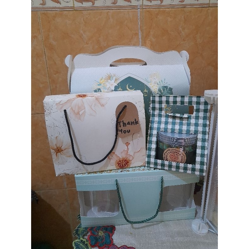 

Kue Kering Lebaran Hampers Box | Hampers Bag | Hampers Tile