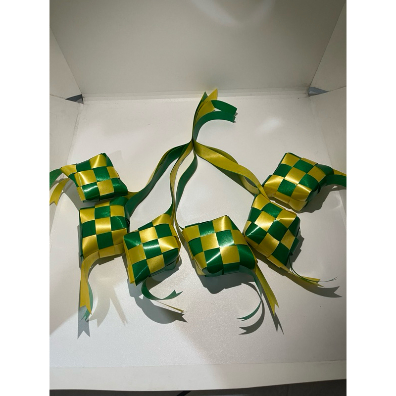 

Hiasan parcel / pita plastik / ketupat / hiasan pita plastik ketupat / parcel lebaran / ketupat plastik