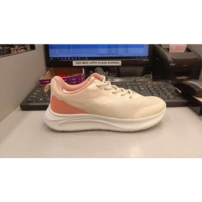 DISKON DIADORA RUNNING WOMEN PEACH PINK ORIGINAL STORE