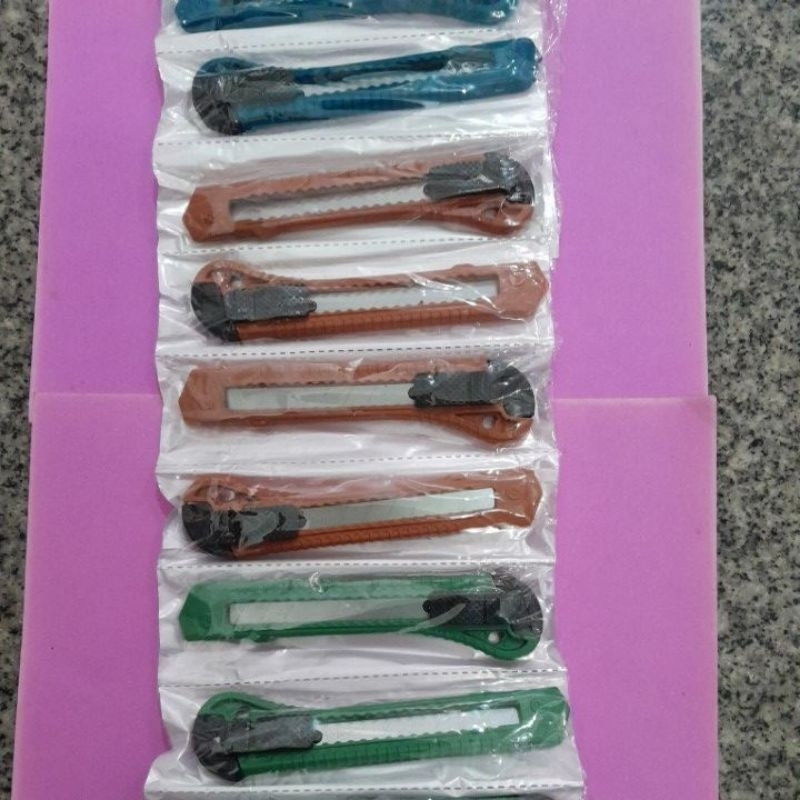 

pisau cutter biasa 1 renteng isi 12 psc
