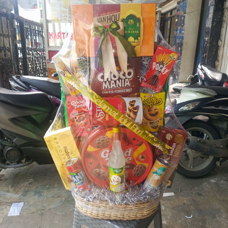 

Parcel lebaran kue kaleng besar