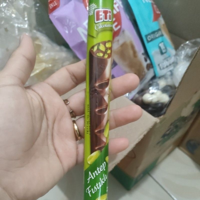 

coklat Eti panjang dengan pistachio