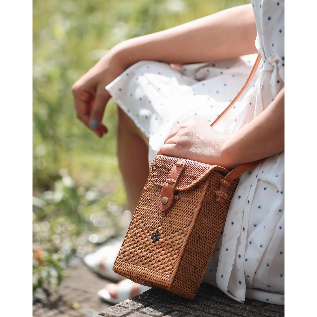 Labrak tas kotak kecil anyaman rotan bentuk dompet gawai selempang wanita praktis kado hadiah Malbor