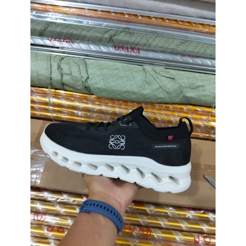 Sepatu running oc on cloud x loewewe hitam putih