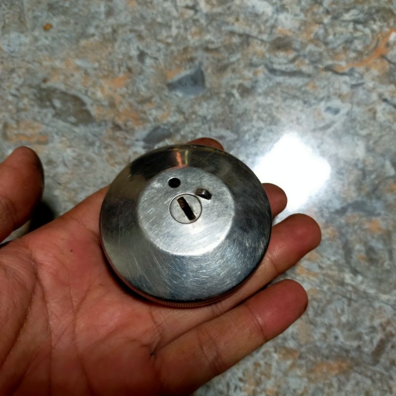 Tutup Tangki Mobil Suzuki Carry Grand Futura TS Original Bekas Copotan Second 2nd