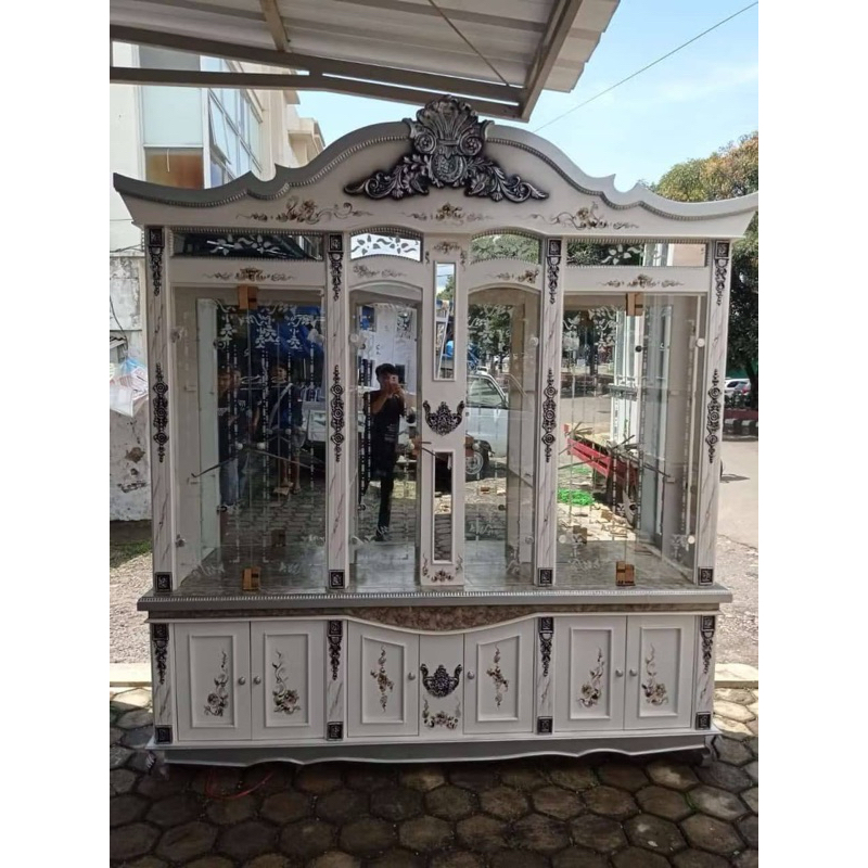 Lemari pajangan tv kristal