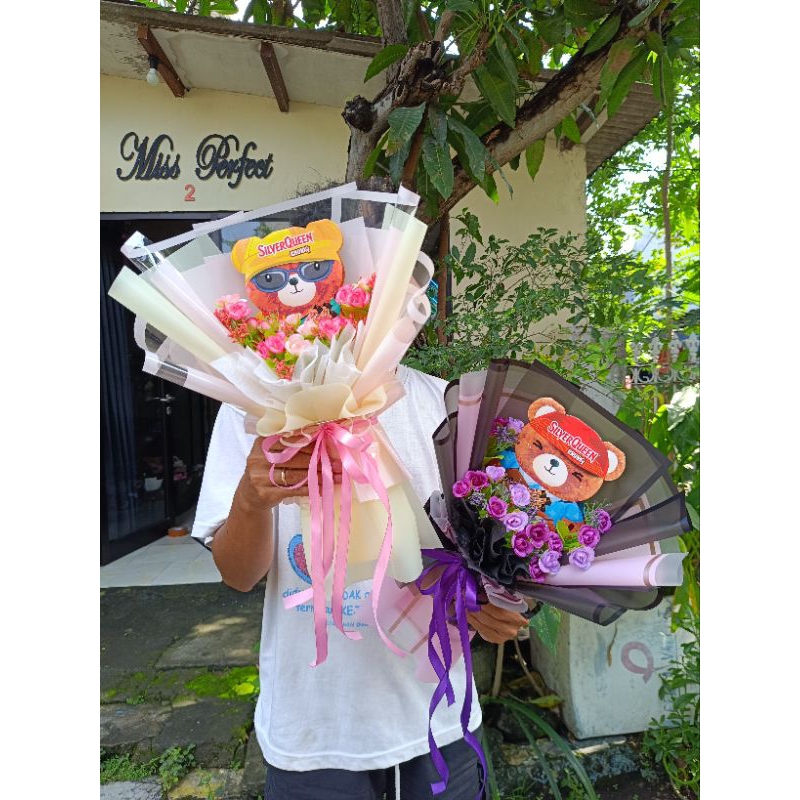 

buket coklat silver queen beruang bunga artificial Surabaya kado ulang tahun anniversary sidang wisuda