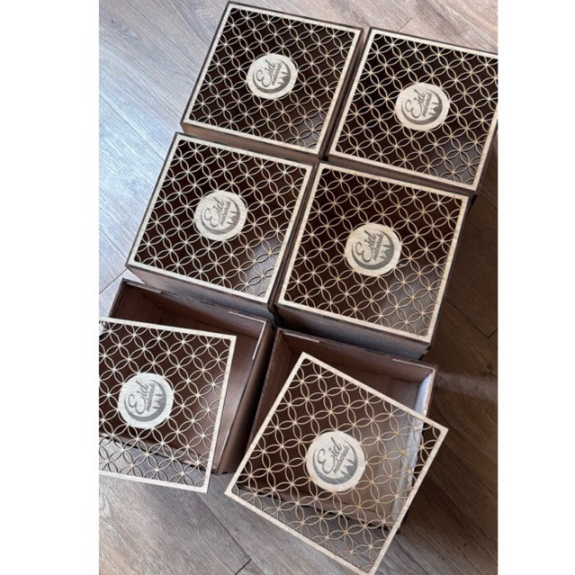 

BOX HAMPERS hardbox hampers LEBARAN CUSTOME BOX PARCEL PREMIUM BOX KAYU GIFT BOX LEBARAN KOTAK KADO