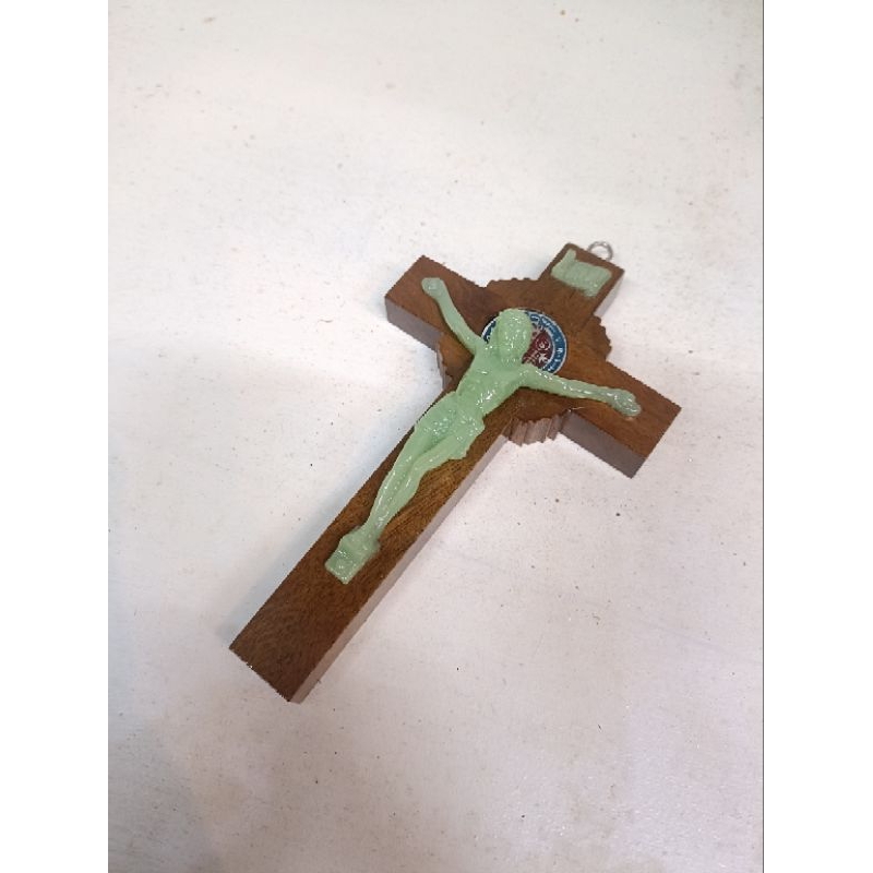 Salib Gantung Kayu Corpus Benediktus Fosfor 15cm Koin BND (6331) - Salib Gantung - Salib Dinding - S