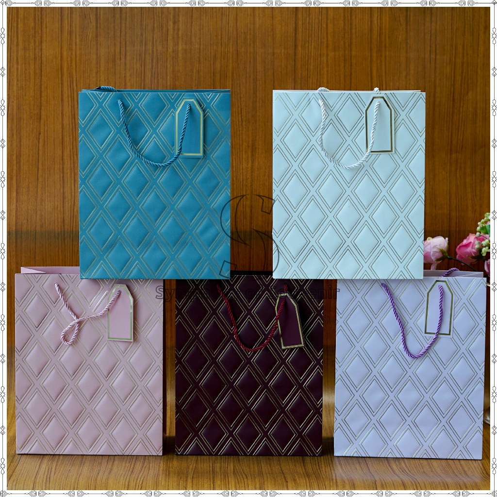 

Paper Bag Motif Emboss Full Diamond Goodie Bag Tas Hadiah Souvenir Gift Bag Tas Hampers