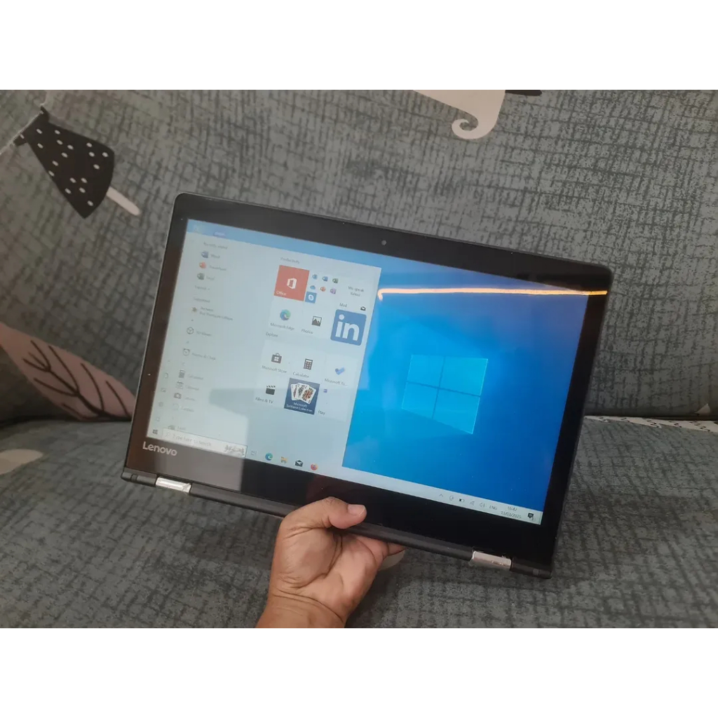 Laptop Lenovo Yoga. layar bisa jadi tablet & touchscreen