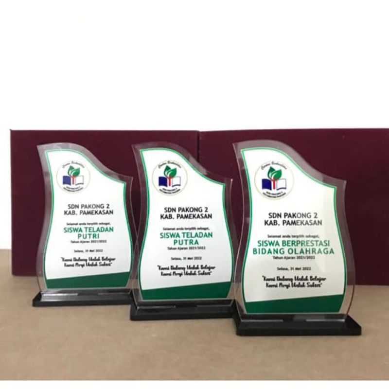 Plakat Wisuda Sekolah Piala Terbaik Plakat Siswa Terbaik PlakatWisuda Anak