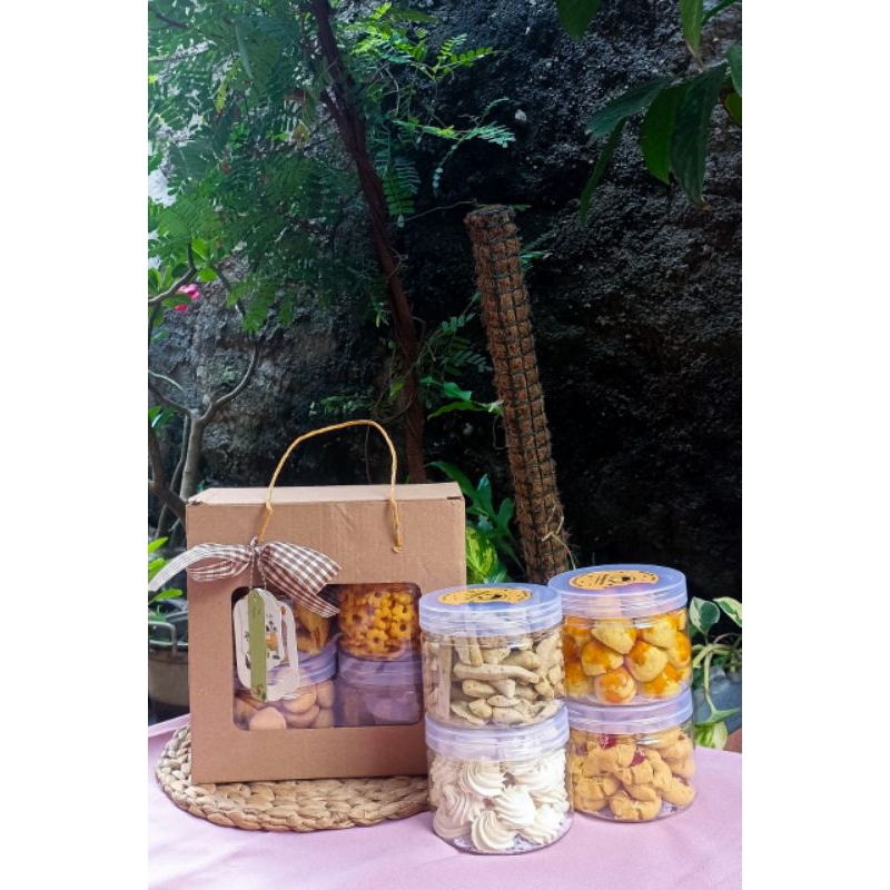 

Paket Hampers Parcel Kue Lebaran 2 Toples kue & 2 Toples Snack Jar 400ml, Ready Stock Delivery Jogja