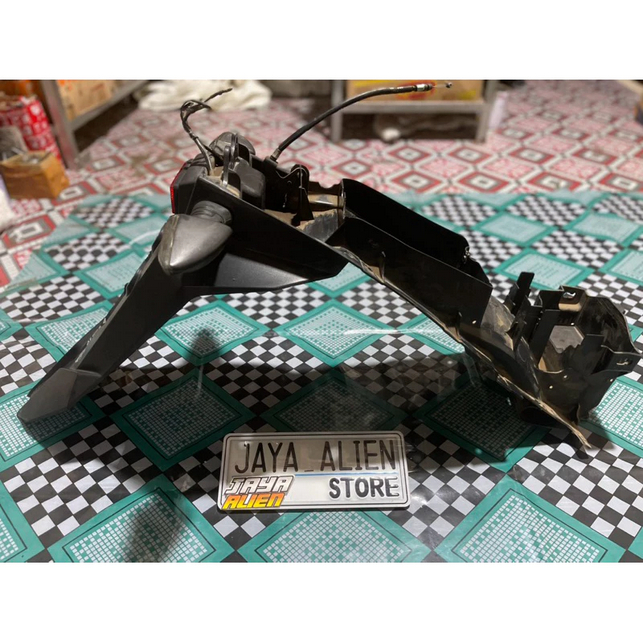 Spakbor Belakang Motor Vixion New Set Sein Kanan Kiri Original