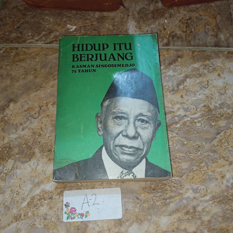 Buku Hidup itu berjuang - Kasman Singodimedjo 75 tahun