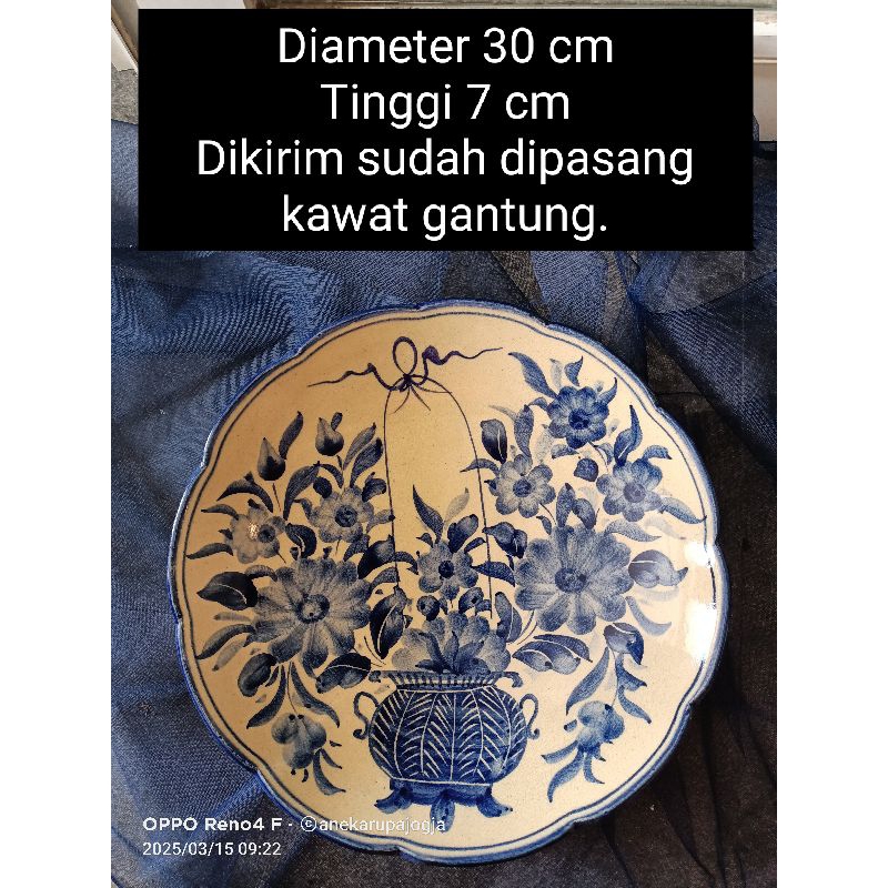 Piring keramik lukis motif bunga untuk dekorasi hiasan dinding sudah di pasang kawat untuk menggantu