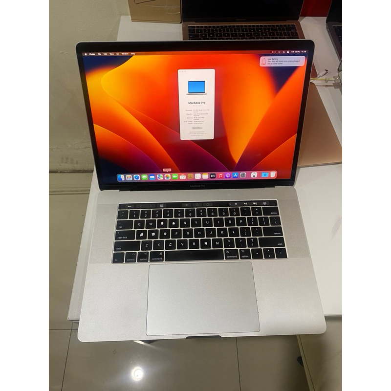 Macbook Pro 2017 15" intel core i7 16/1TB Dual VGA Touchbar