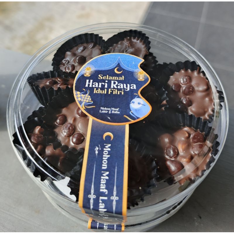 Coklat kacang lebaran toples