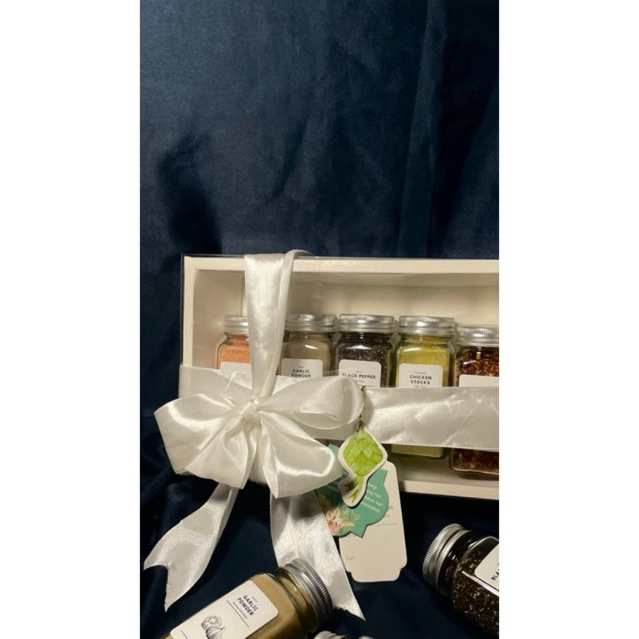 

Hampers Lebaran Bumbu Dapur | Bingkisan Lebaran Unik | Himalayan Salt - Black Pepper - Garlic Powder - Chili Flakes - Chicken Stocks