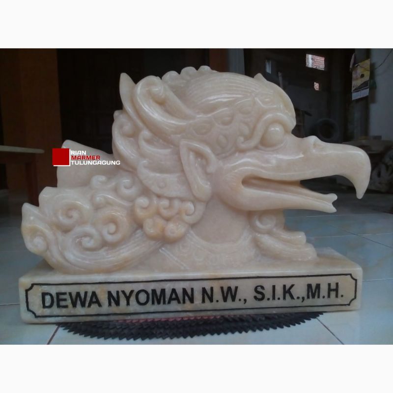 Papan Nama Ukiran Garuda Wisnu Kencana bahan batu onix Bawean bening glossy