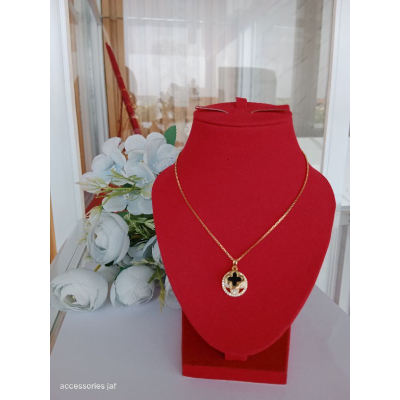 kalung wanita van cleef