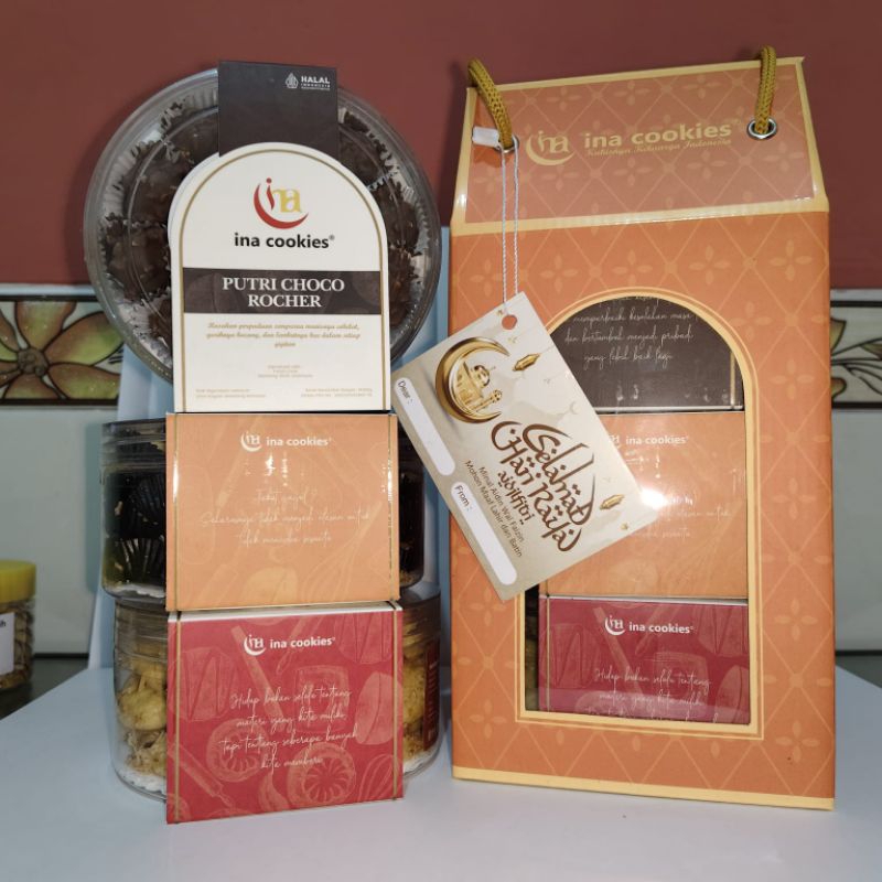 

Parcel Lebaran gable box isi 3 kemasan toples reguler