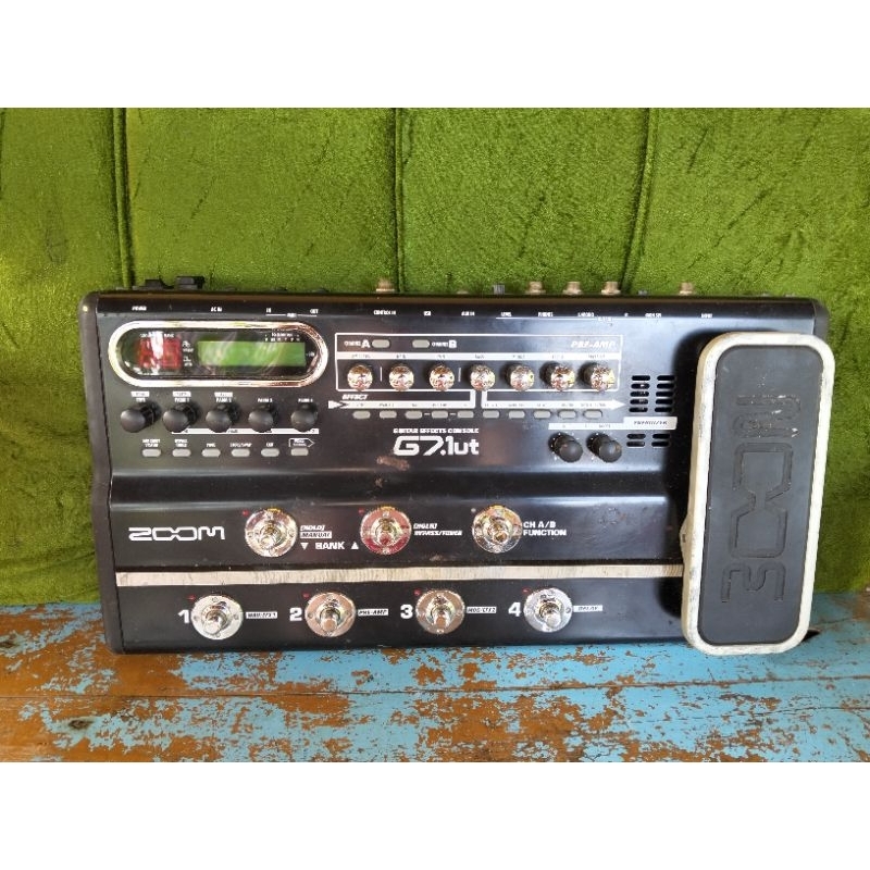 efek gitar zoom G7.1ut