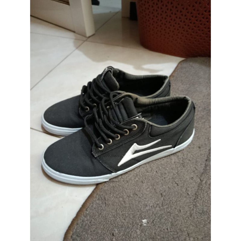 Sepatu LAKAI