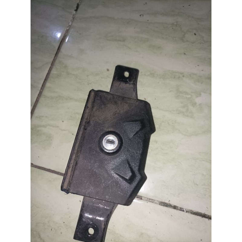 dudukan Kunci jok r15 v3 original copotan