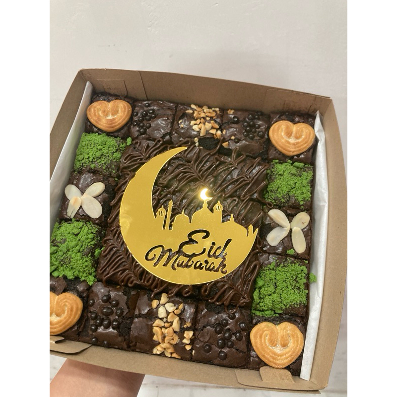 

MOHON BACA DESKRIPSI BOX Fudgy Brownies Sekat Panggang 20x20 isi 25 potong Hampers