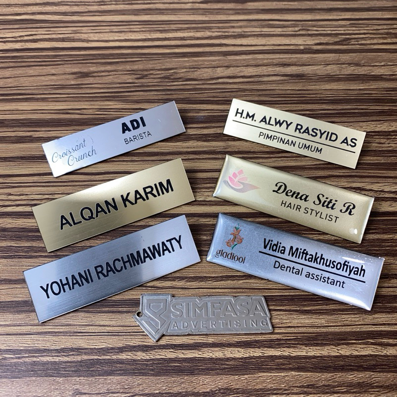 

Name Tag Grafir Laser Gravoply Silver/Emas | Papan Nama Dada | Simfasa Advertising | LNT
