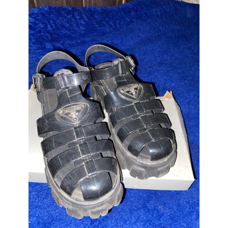 sandal merek balanciaga
