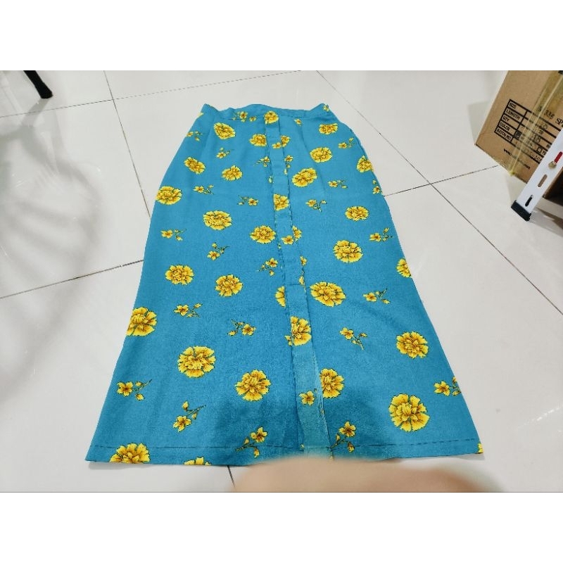 rok panjang wanita motif bunga-bunga