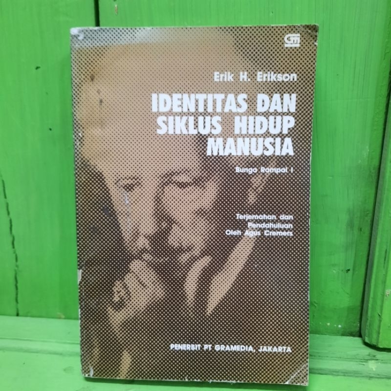 BUKU ORIGINAL SECOND: IDENTITAS DAN SIKLUS HIDUP MANUSIA oleh ERIK H ERIKSON