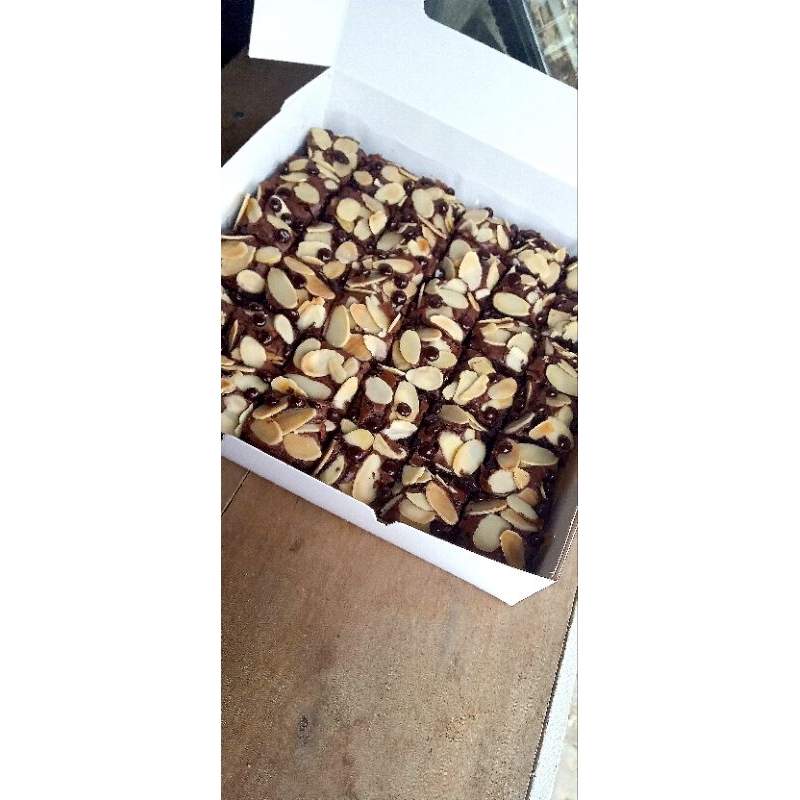 

Fudgy brownies size L toping almond mix chocochisp, + extra almond isi 36 potong