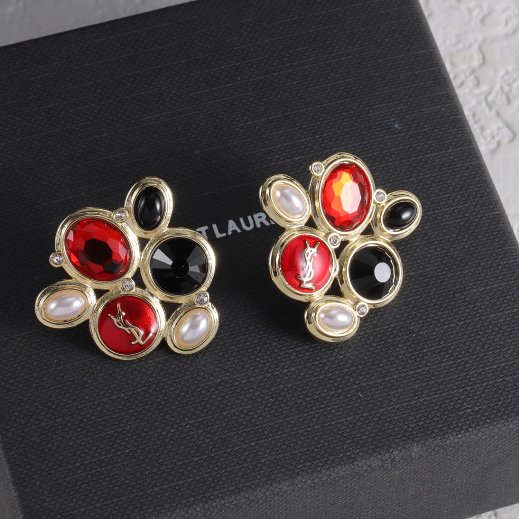 Alat penarik perhatian Anting - anting khas dengan permata mutiara merah - hitam