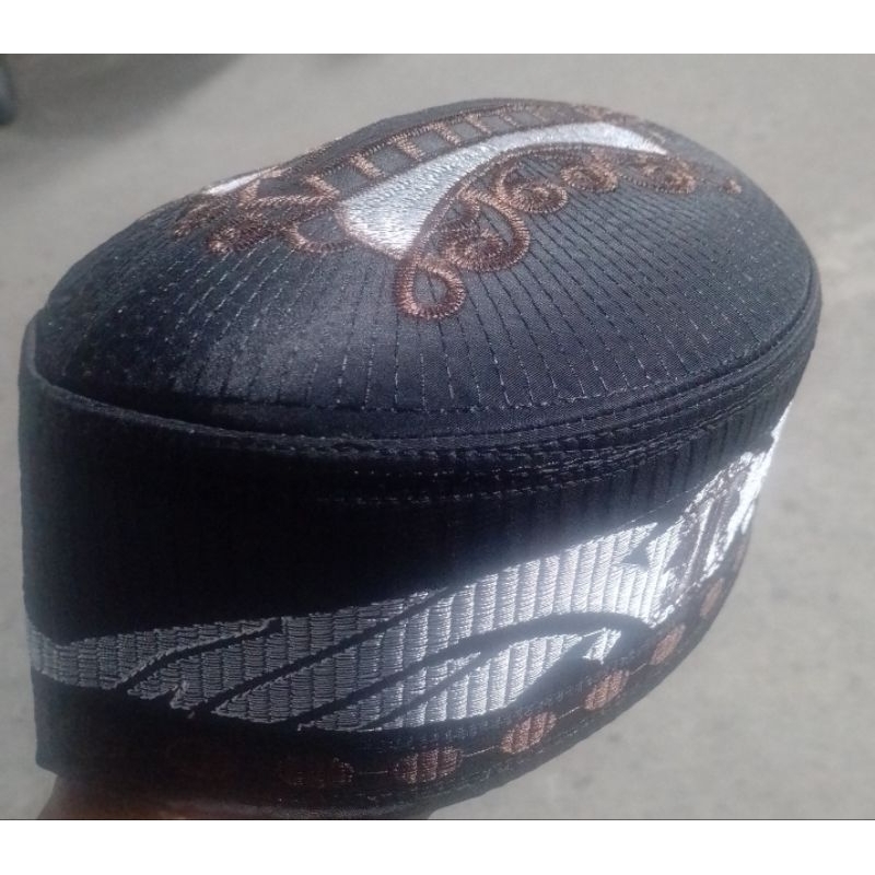 kopiah, songkok, peci hitam les terompah