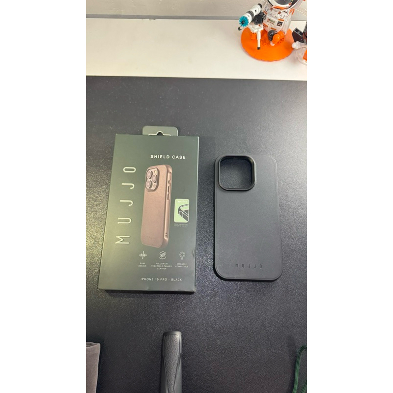 Case Handphone Mujjo Full Leather Shield Case For iPhone 15 Pro (Second/ Used)
